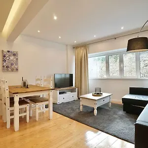 stunning-graca-riverview-flat.hotels-lisbon-portugal.com/